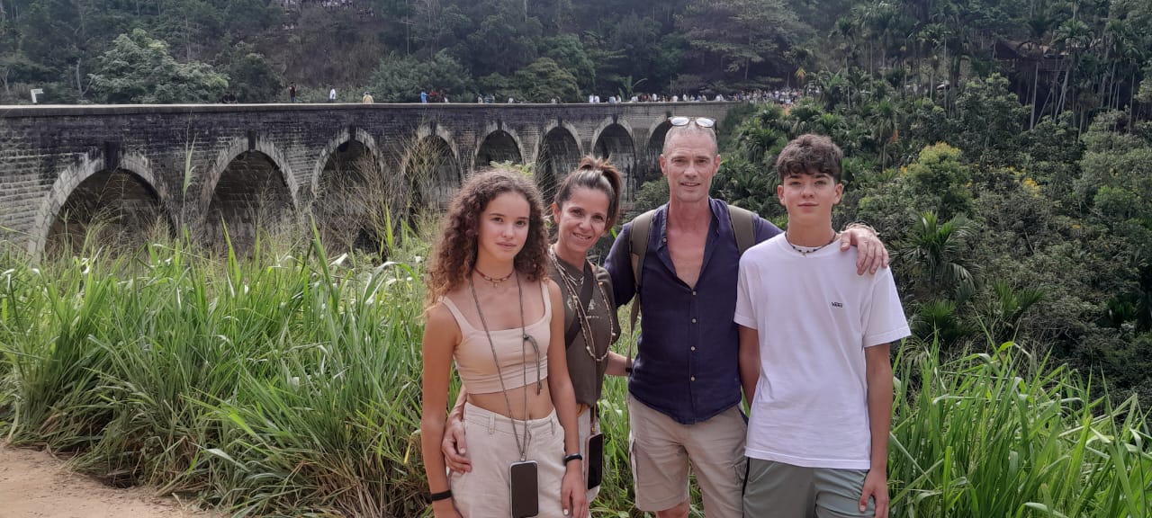 Eine vierköpfige Familie vor der Nine-Arches-Brücke bei Ella